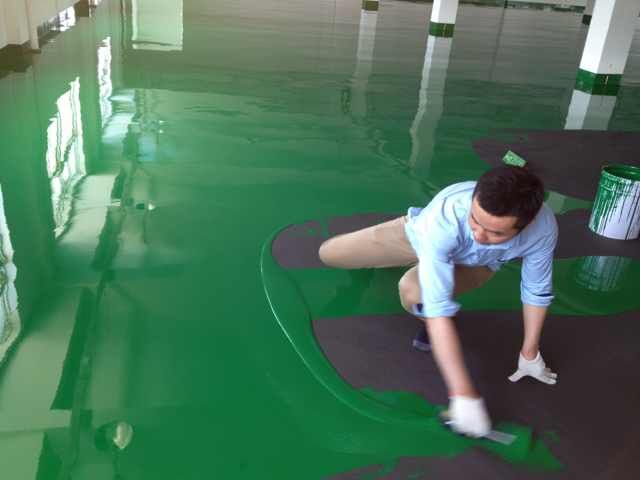 用镘刀刮环氧地坪